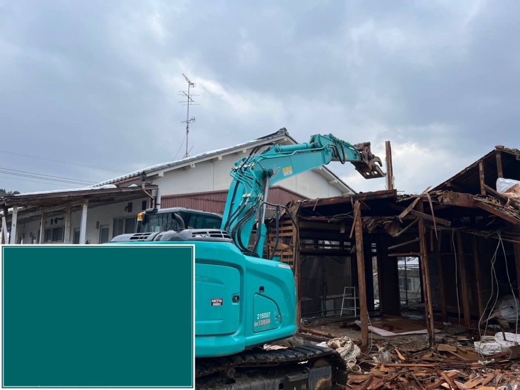 金沢市の木造住宅解体工事で重機を使用し慎重に解体作業を行っている様子